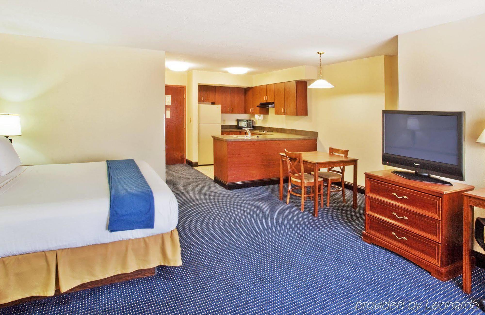 Holiday Inn Express & Suites Atlanta Perimeter Mall Hotel By Ihg Санди-Спрингс Номер фото